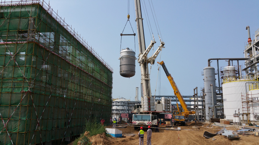 萬華榮威發(fā)泡車間反應釜吊裝